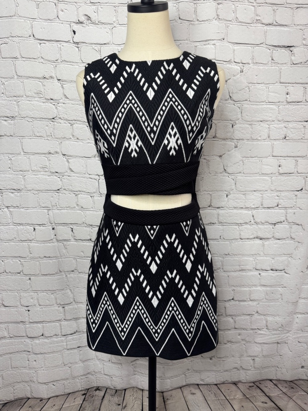 DKNY Cut Out Black and White Jacquard Mini Dress size 6